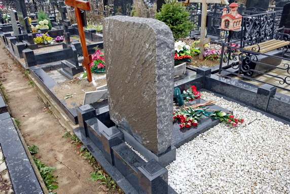 Обратная сторона памятника под естественную породу и гранитный цоколь